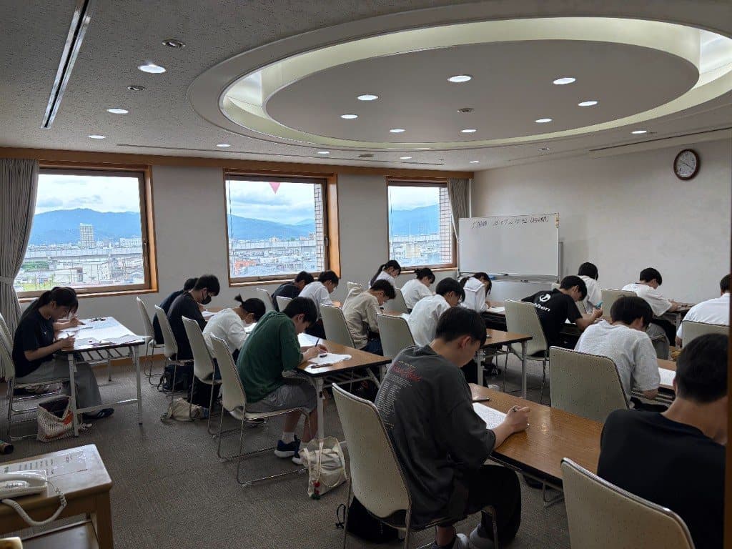 窓際の席で問題に向かう生徒たち